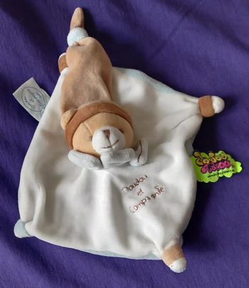 Doudou et compagnie carré plat ours brun ,blanc et bleu
