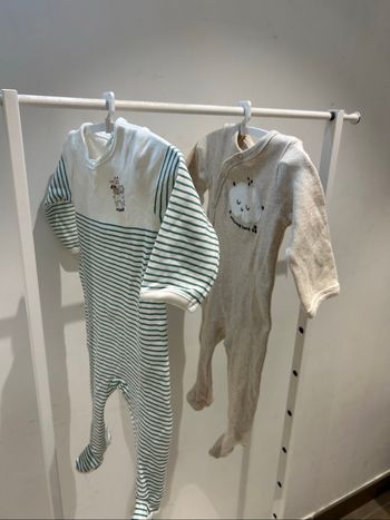 Lot de 2 pyjamas bébé.