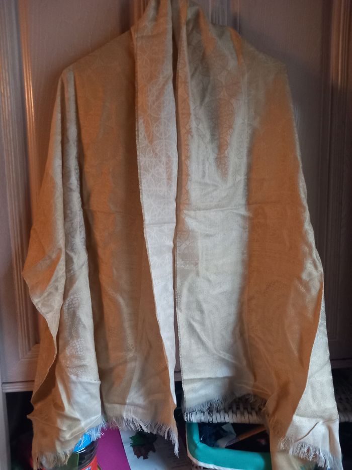 Châle doré et beige