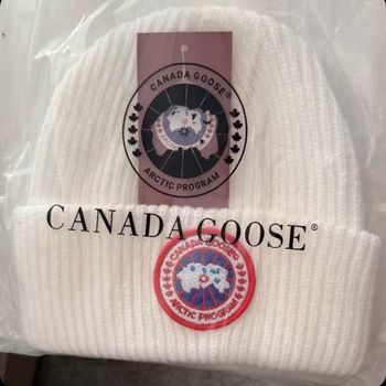 Bonnet Canada goose