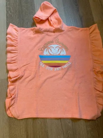 poncho, peignoir orange enfant fille après douche, piscine plage vacances