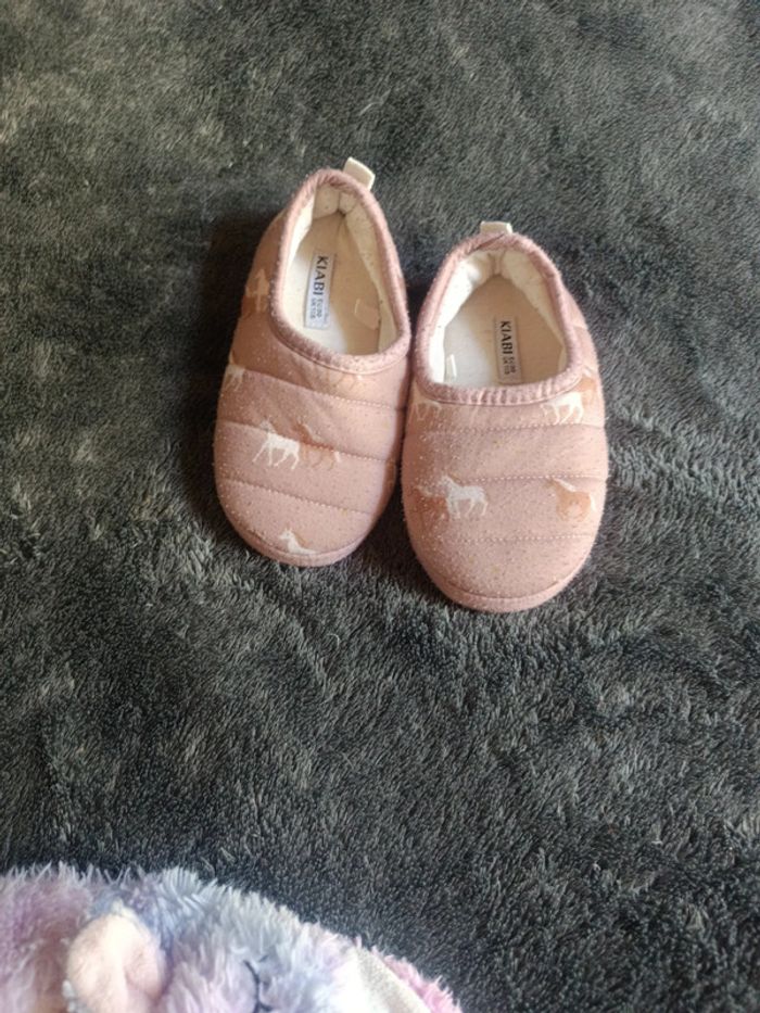 Lot de chaussons licorne T29/30 en bon état - photo numéro 4