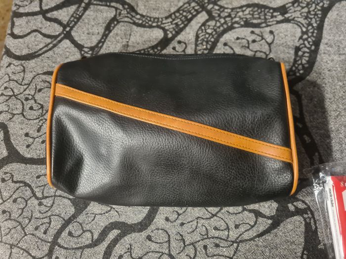 Pochette. Noir camel. 15 x 22 cm