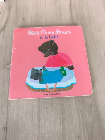 Petit Ours brun et le bébé