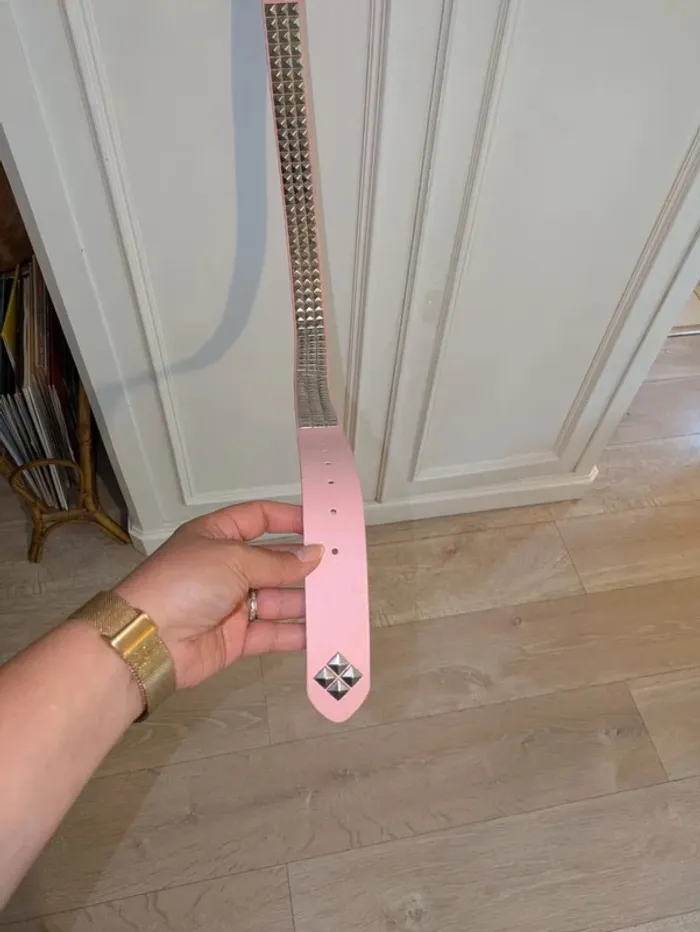 Ceinture rose avec décorations métal argentées, style rock chic tendance - photo numéro 2