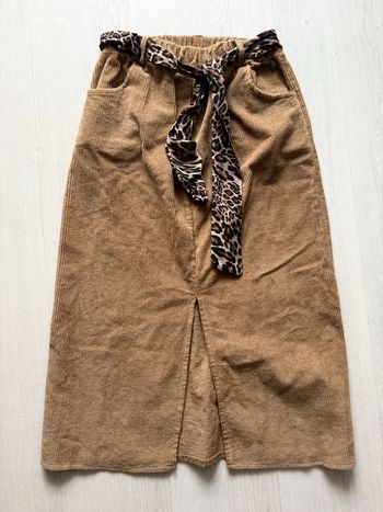 Jupe midi velours ceinturée léopard  Deux poches plaquées latérales  Taille élastique 