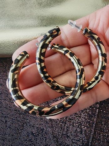 Une paire de boucles d'oreilles créole motif léopard