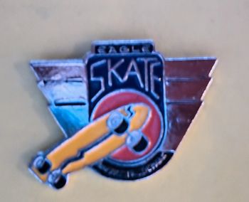 Pin's skateboard Eagle skate