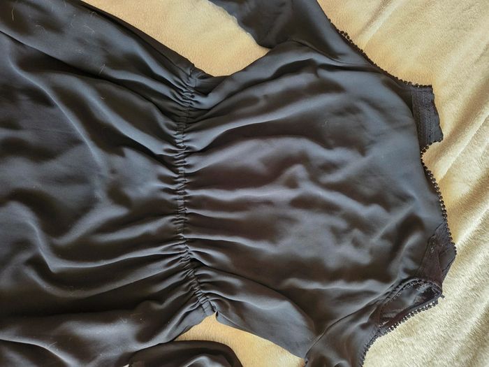 Robe noir à broderies et épaules nues H&M - photo numéro 8
