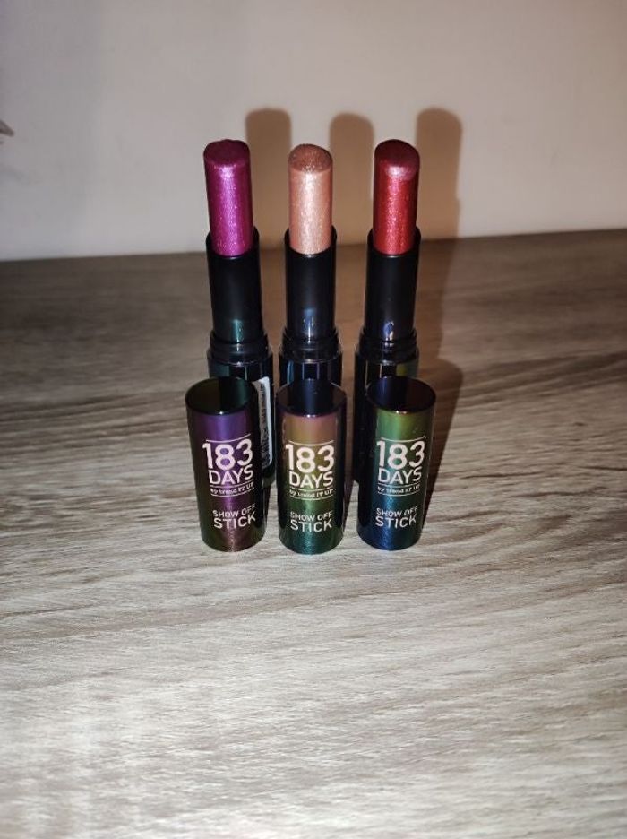 Lot de 3 rouges à lèvres métallique / pailleté violet, rouge, doré