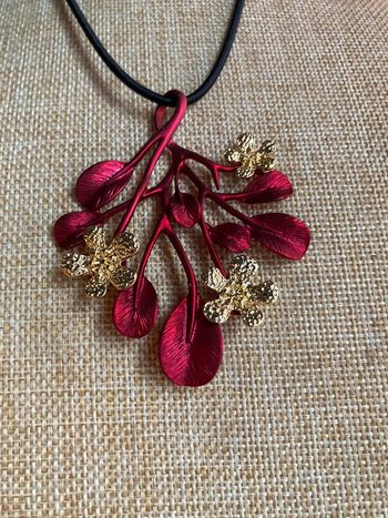 collier fleur rouge