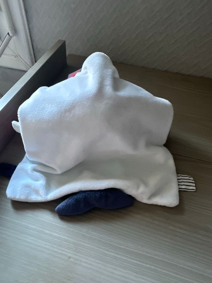 Doudou plat carré blanc étiquettes poisson bleu blanc rouge Obaïbi - photo numéro 4