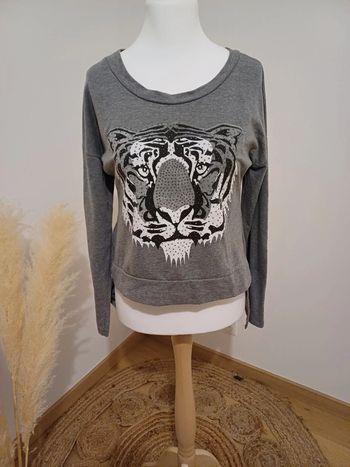 Pull grise avec motif tigre taille M 38