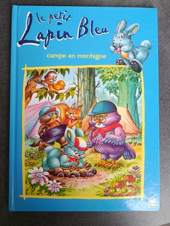 Le petit lapin bleu campe en montagne 