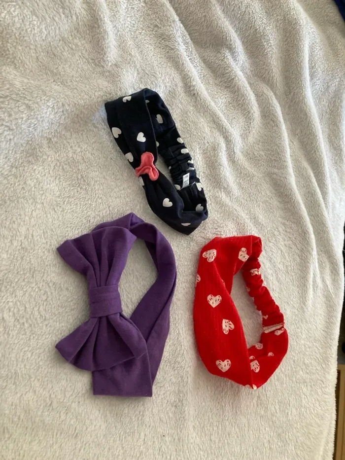 Lot de trois bandeaux 9. 12 mois.