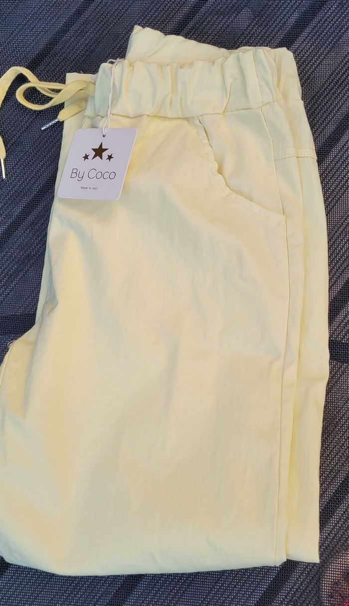 Pantalon magique jaune pastel