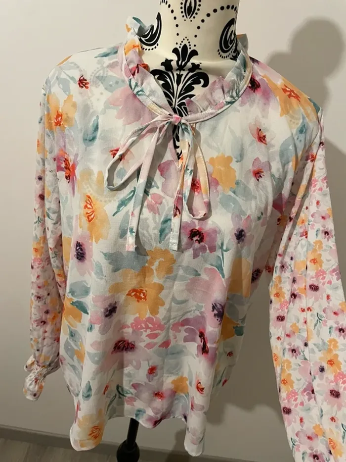 Blouse Milan Kiss fleuri taille M - col lavallière et manches bouffantes - photo numéro 2