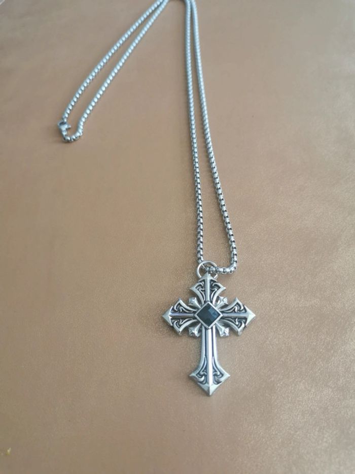 Collier et pendentif croix chevalier templier
