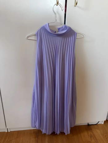 Lila seidiges Neckholder Kleid