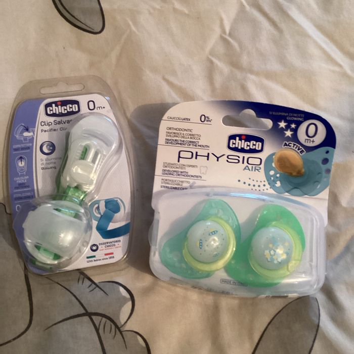 Tétines chicco dès la naissance avec attache tétine