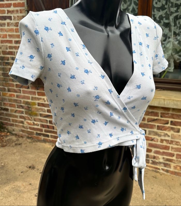 💙 Crop top cache-cœur fleuri bleu ciel – Jennyfer – Taille 36 - photo numéro 3