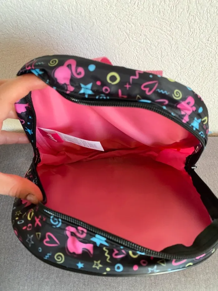 🎒Sac à dos Barbie en reliefs – Rose | Neuf avec étiquette - photo numéro 3