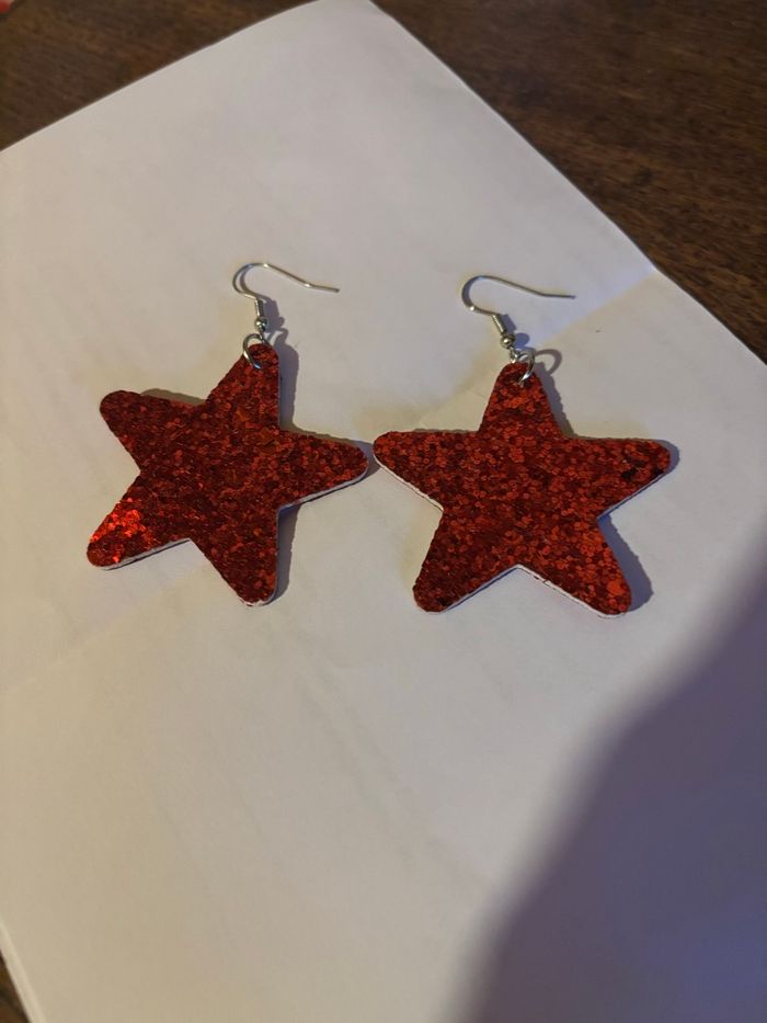 Boucles d’oreilles forme étoiles rouges