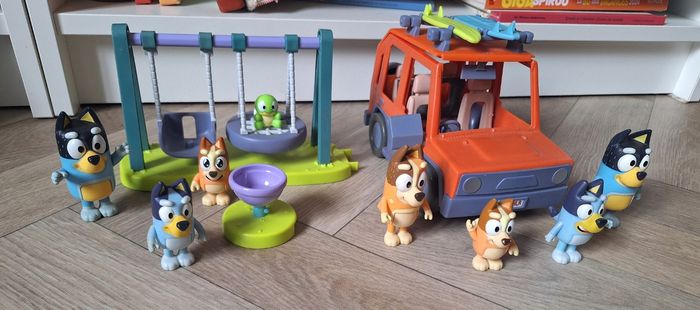 Voiture et balançoire Bluey