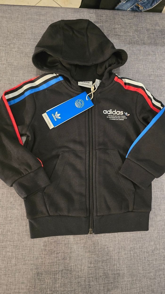 NEUF (non porté)🏷🥰😍💙 SUPERBE survetement ADIDAS 18 mois (86cm) garçon (ferme) 😍🥰💙 - photo numéro 2