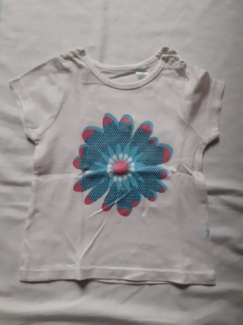 Tee shirt blanc motif fleur bleue