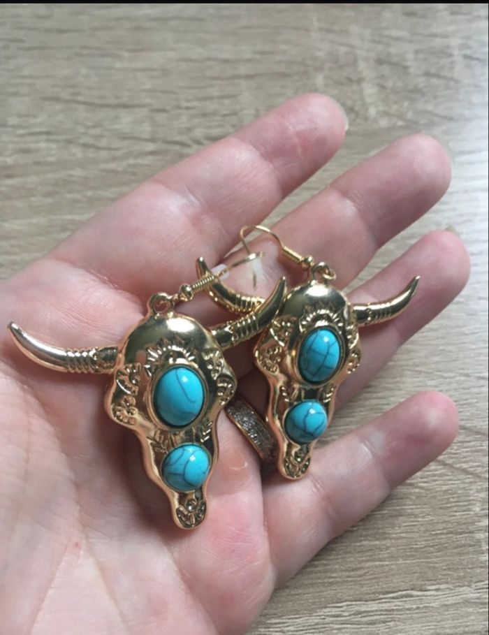 Boucles d’oreilles pendantes NEUVES  femme tête de buffle couleurs doré et turquoise - photo numéro 4