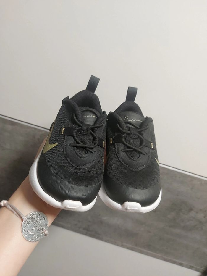 Baskets Nike taille 22 neuve - photo numéro 2
