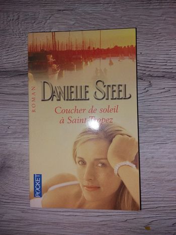 Livre de poche coucher de soleil à Saint tropez