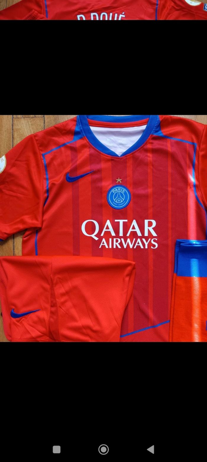 Kit PSG 12 ans modèle Doué rouge 2026 patch étoile - photo numéro 3