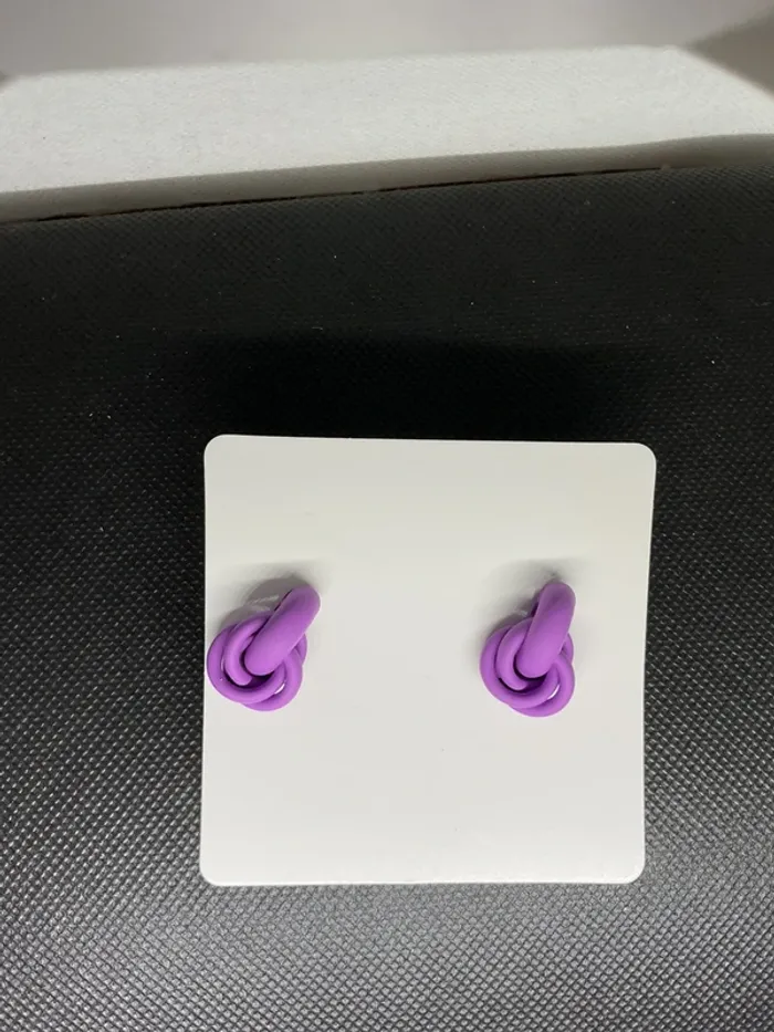 Boucle d’oreille violet neuve