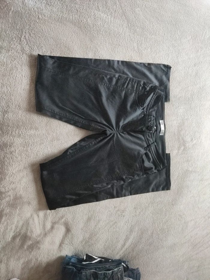Joli pantalon aspect satin