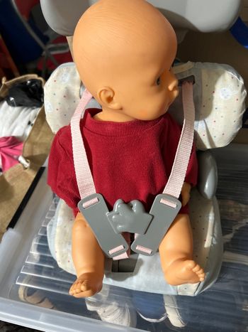 Poupée avec siège auto