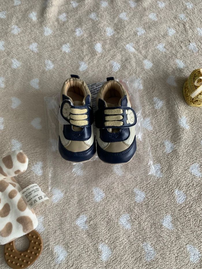 Lot chaussons noirs t18 et baskets bebe t21😺 - photo numéro 8