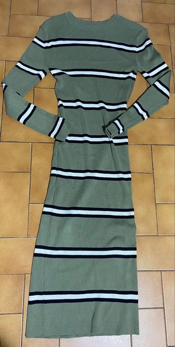 Belle robe longue à rayure kaki blanche et noir s