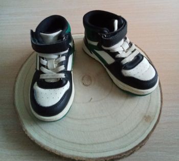 Baskets à scratch bleu et vert taille 22