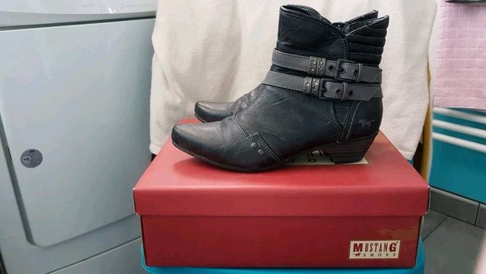 Boots mustang