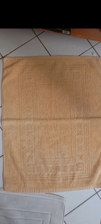 Tapis de bain jaune orange