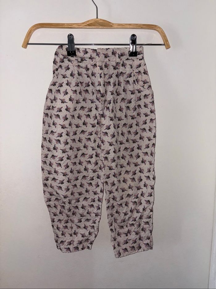 Pantalon Zara taille 6 ans fleuri en très bon état.