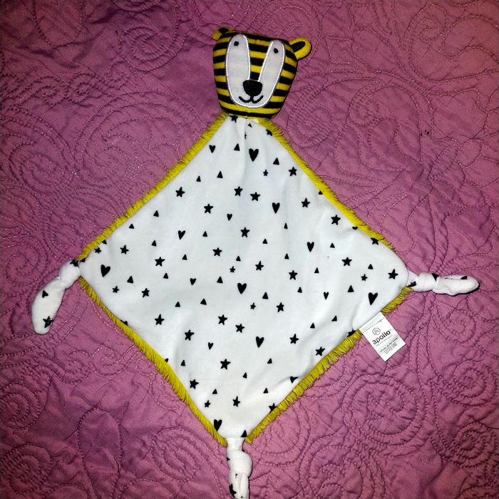 Doudou plat tigre APOLLO Little One losange noir jaune coeurs étoiles