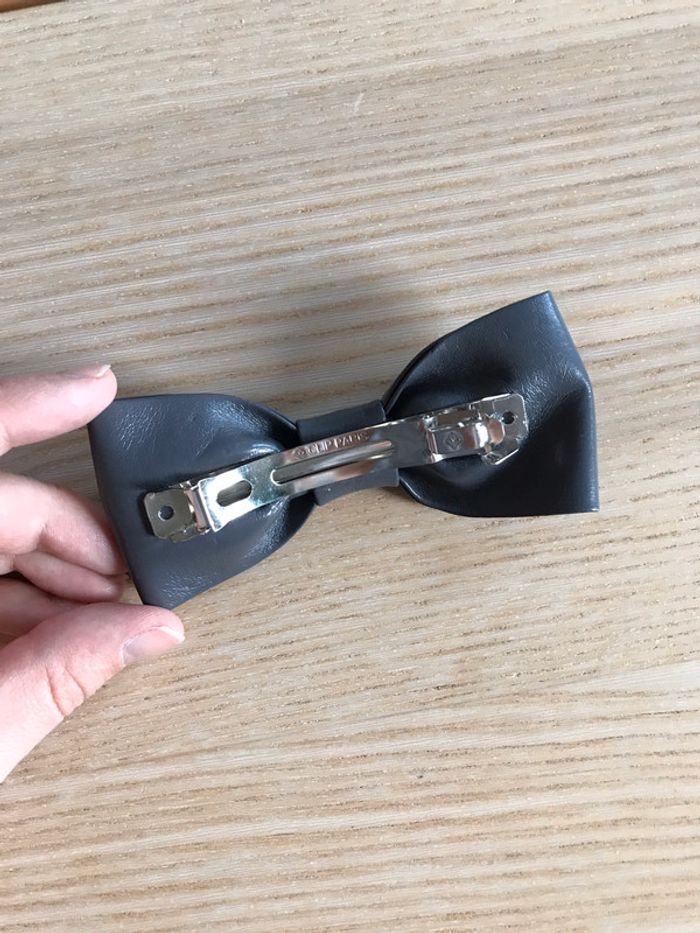 Barrette grise - photo numéro 3