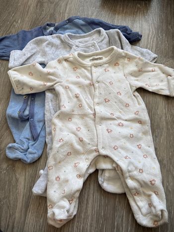 Lot de trois pyjamas, taille un mois