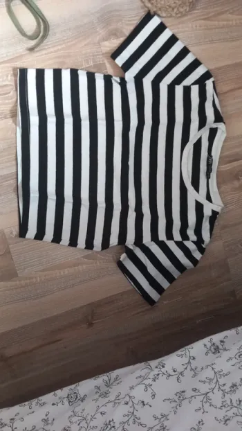 Tee shirt crop top zara noir et blanc taille s