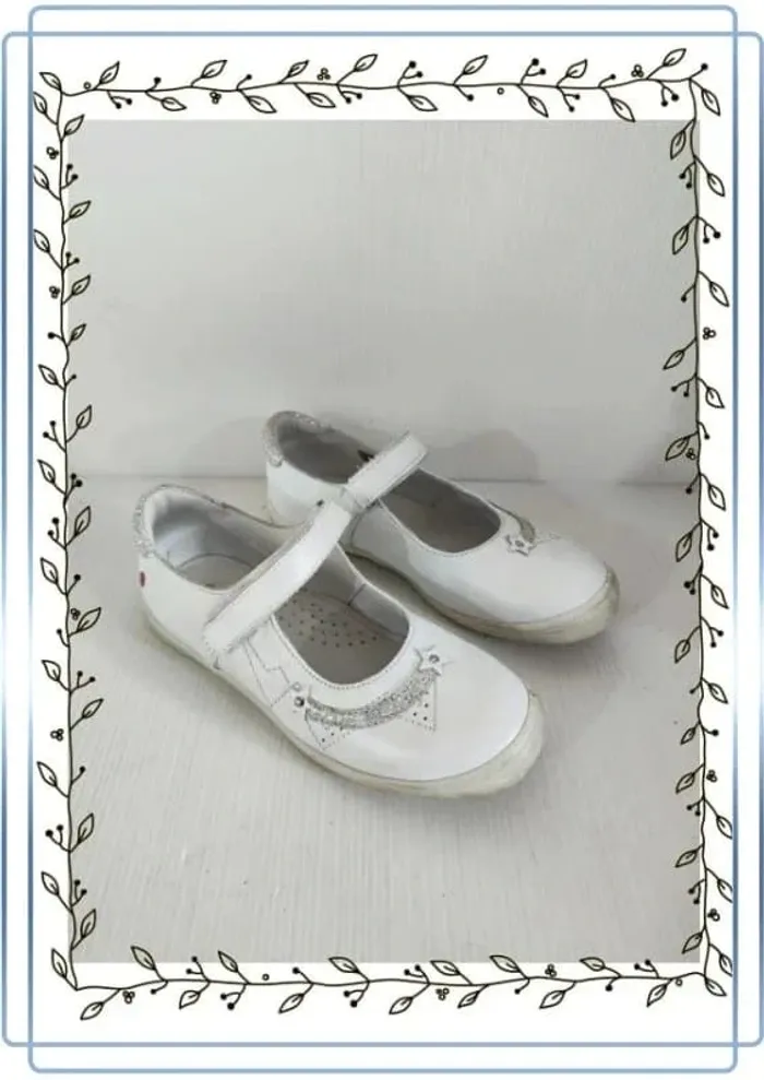 chaussures blanches gbb taille 31, quelques traces