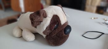 Peluche pug dog