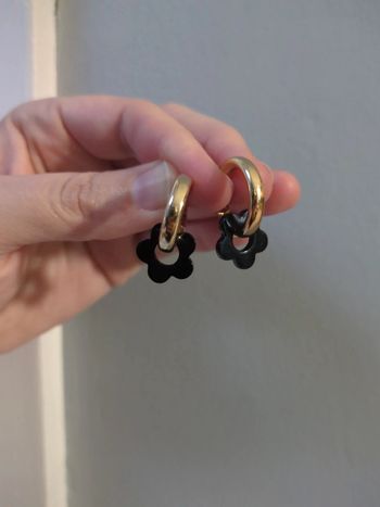 Boucle d'oreille or et fleur noir créoles neuves